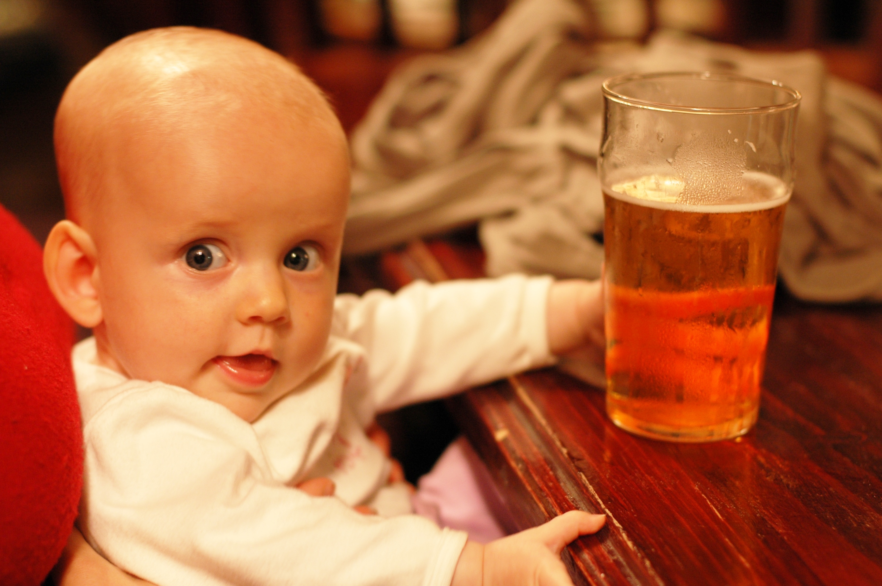 Пивные дети. Ребенок с пивом. Малыш с пивом. Пиво для маленьких детей. Малыш пьет пиво.