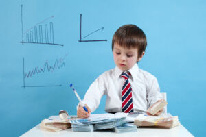 Kleiner Junge als Analyst Geld